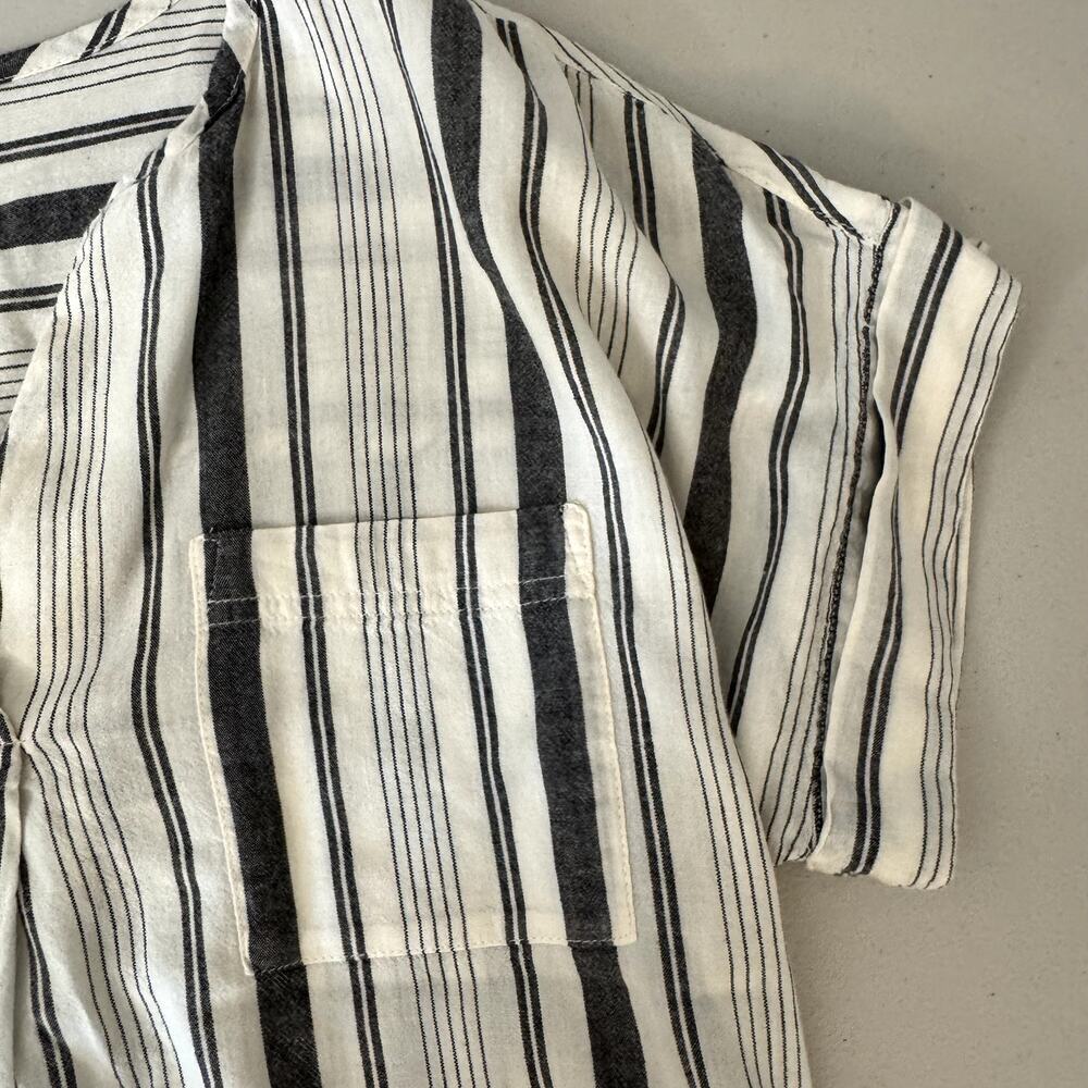 Women's Striped Ivory and Gray Boxy Short Sleeve Blouse Size Medium - Picture 4 of 6